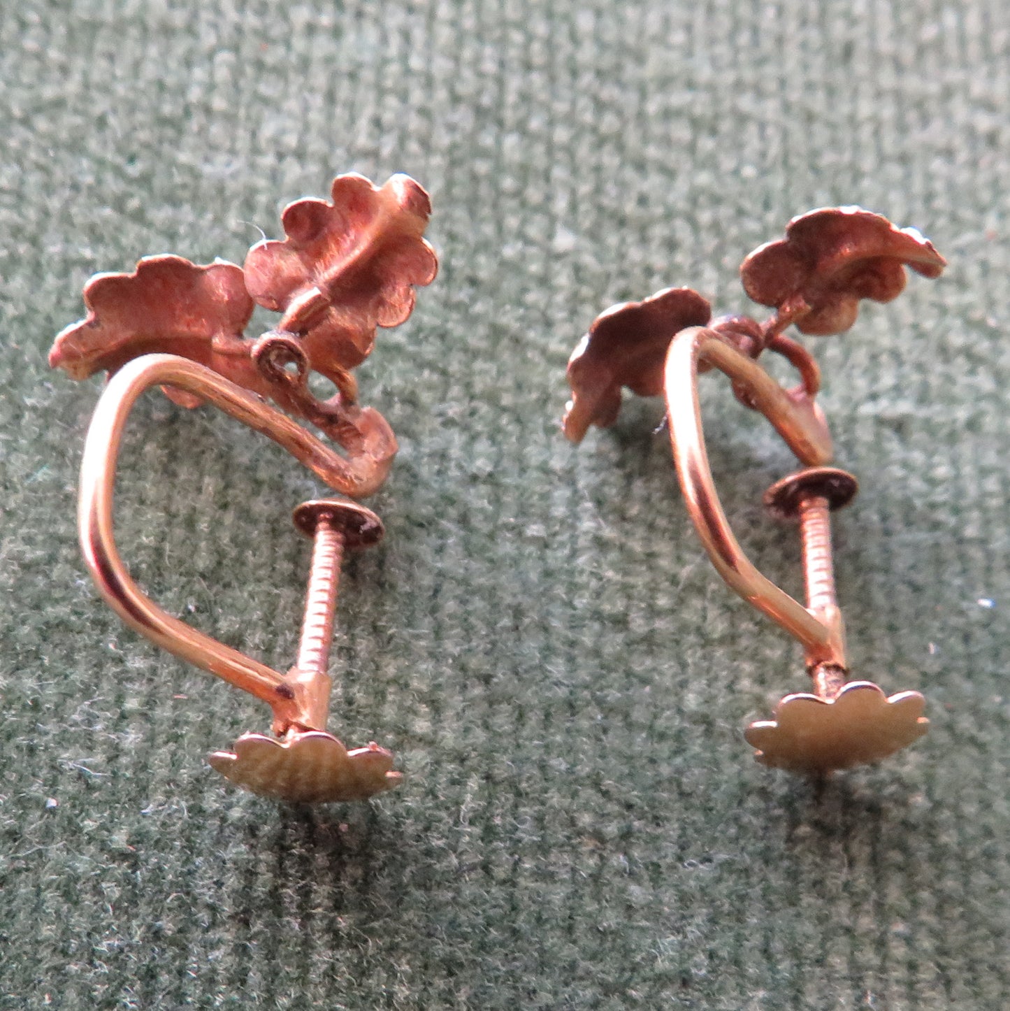 Unmarked Gold Spread Leaf Style Screw Earrings