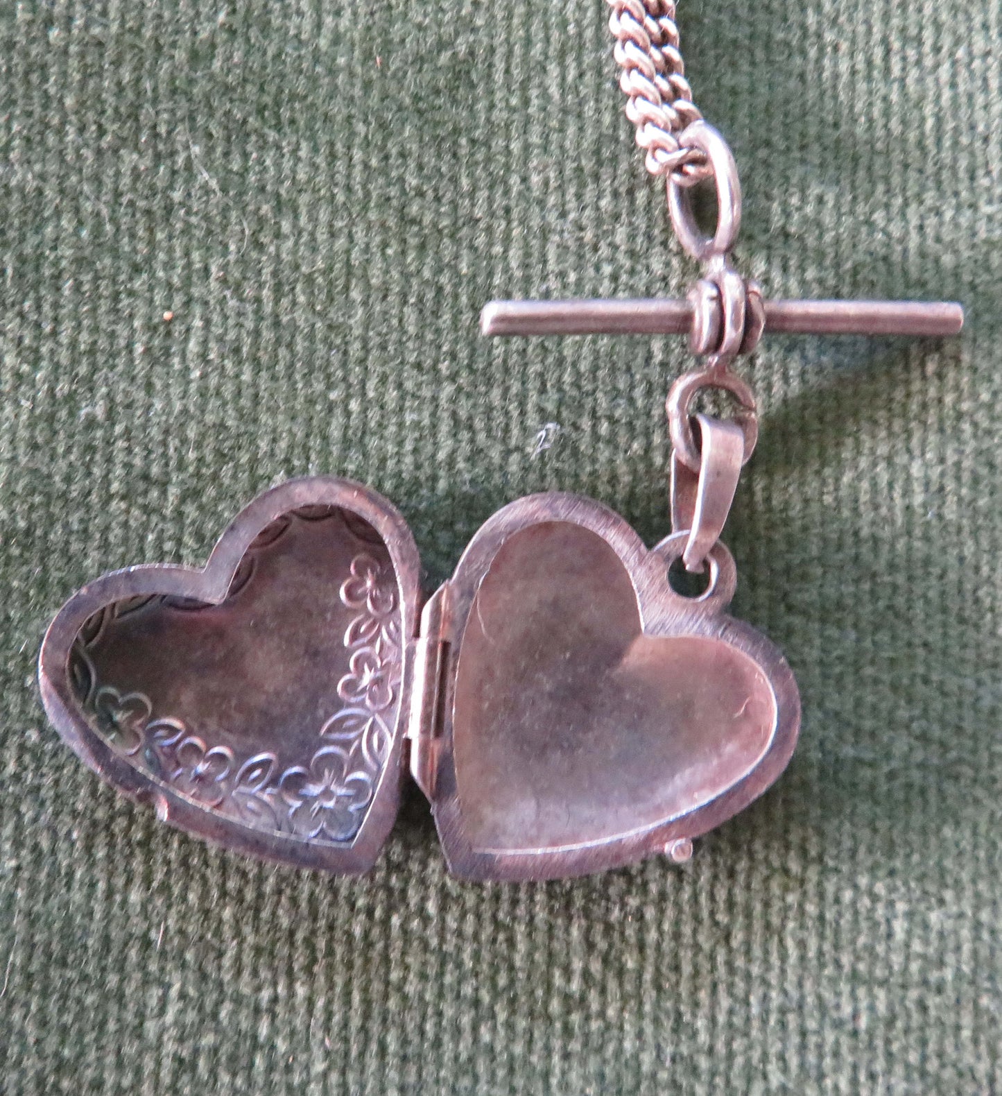 925 Sterling Silver Heart Shaped Photo Locket And T Bar Having A Decorated Front With Chain