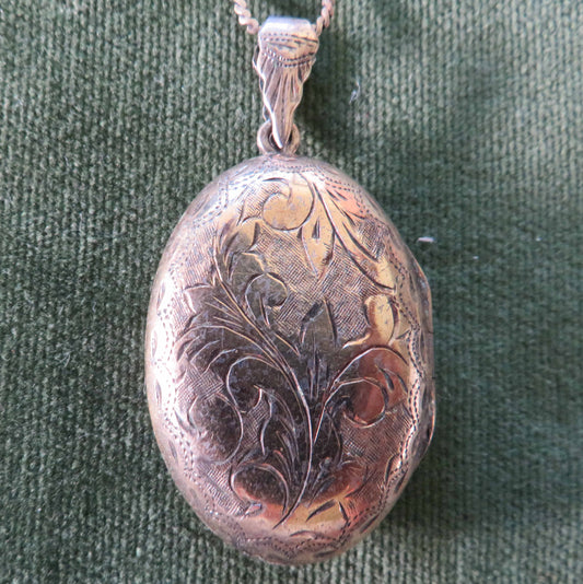 925 Sterling Silver Oval Shaped Photo Locket Having Chased Decoration To Front And Back With Chain