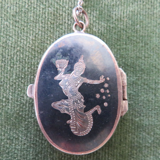Siam Silver Retro Oval Shaped Locket With A Chain