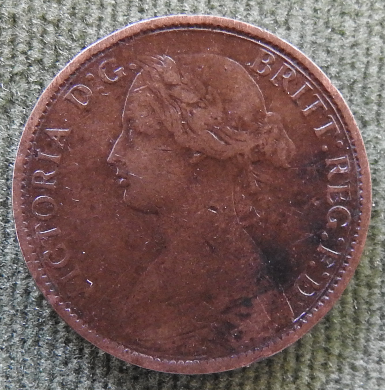 GB British UK English 1860 Farthing Queen Victoria Coin - Bun Head - Bronze Toothed