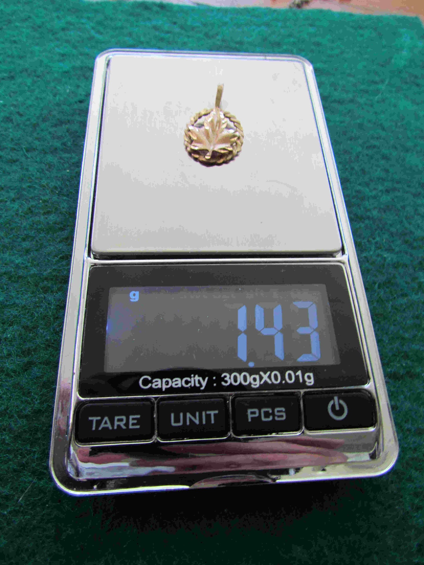 10ct Gold Maple Leaf Pendant 1.43gms