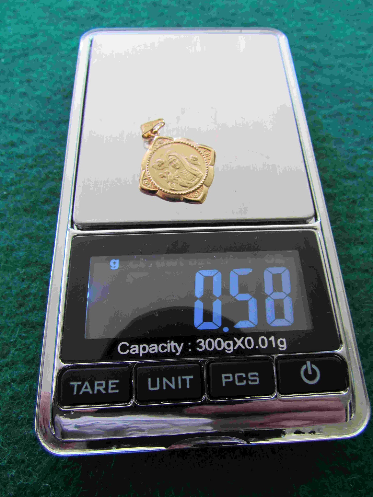 18ct Gold Madonna with Cherubs Pendant