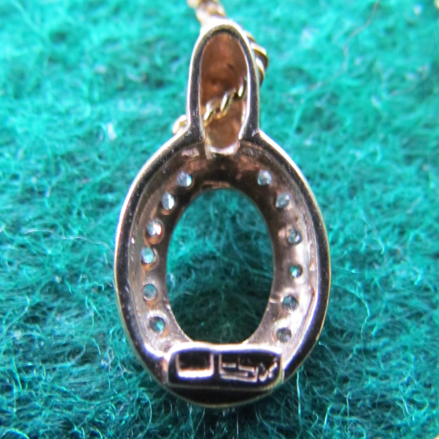 9ct Gold Open Centred Oval Pendant Set With Circumference Diamonds 0.96gms with chain