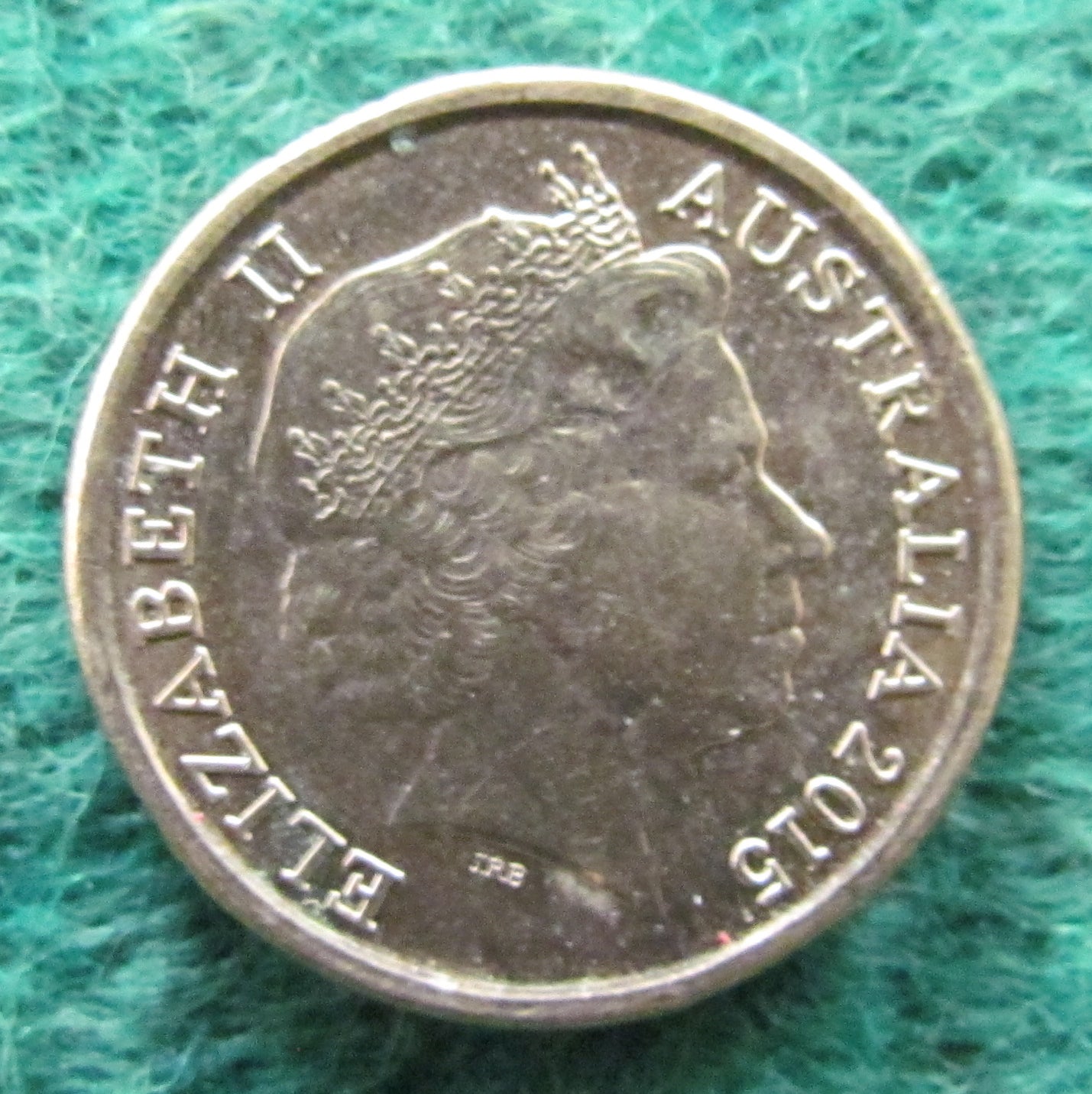 Australian 2015 2 Dollar Remembrance Day Red Queen Elizabeth Coin - Circulated