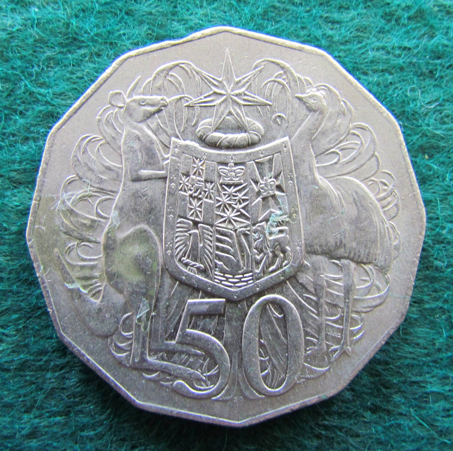 Australian 1973 Coat Of Arms 50 Cent Queen Elizabeth Coin - Circulated