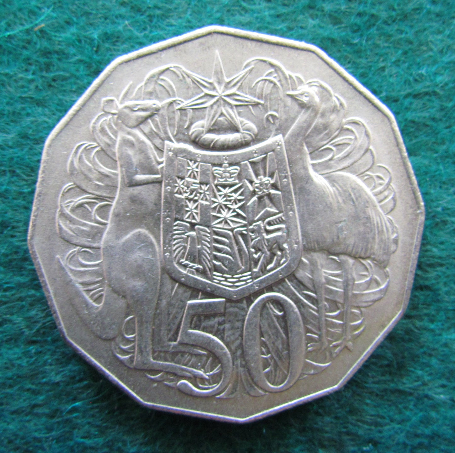 Australian 1978 Coat Of Arms 50 Cent Queen Elizabeth Coin - Circulated