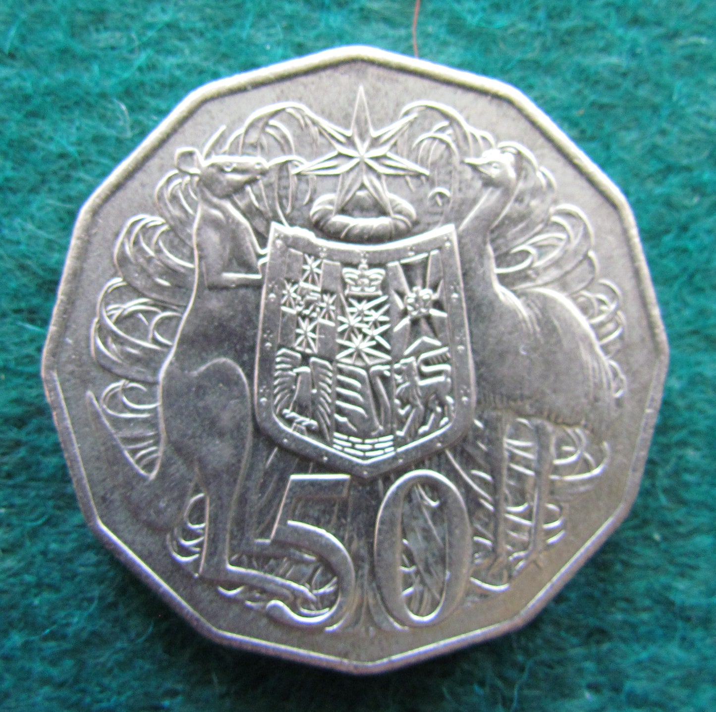 Australian 1981 Coat Of Arms 50 Cent Queen Elizabeth Coin - Circulated