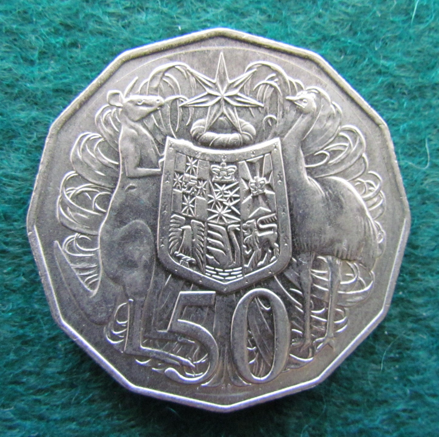 Australian 1984 Coat Of Arms 50 Cent Queen Elizabeth Coin - Circulated