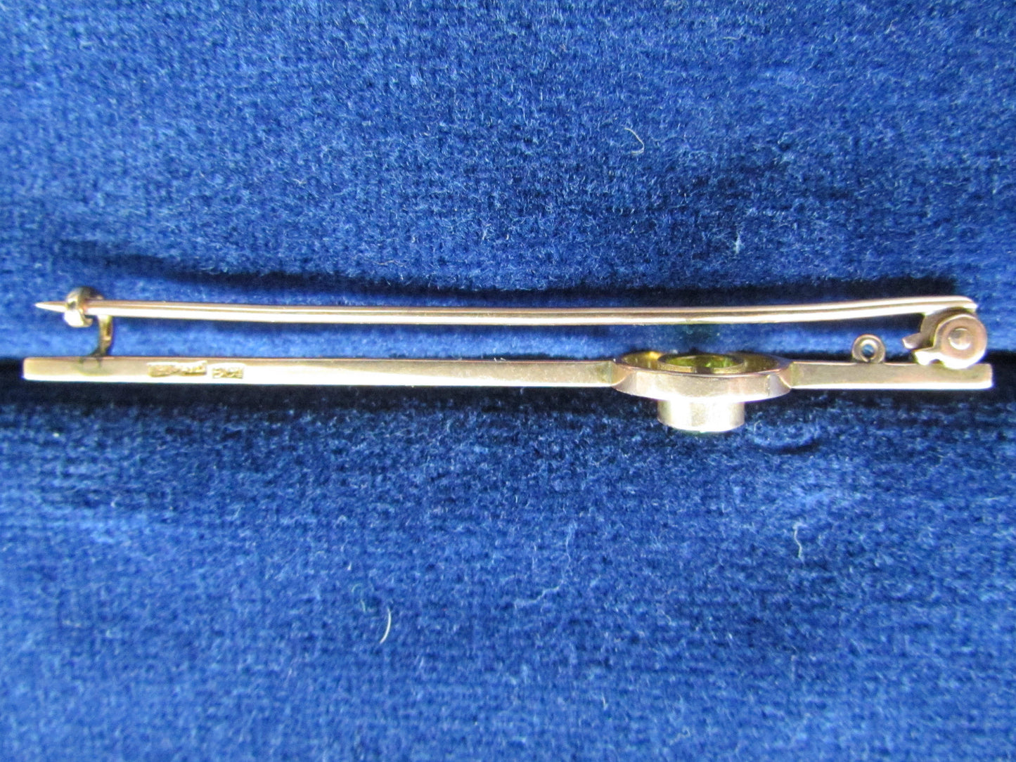 Australian Prouds 9ct Gold Bar Brooch With Bezel Set Peridot