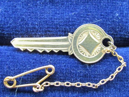 Australian Apex 9ct Gold Key Brooch With Safety Chain
