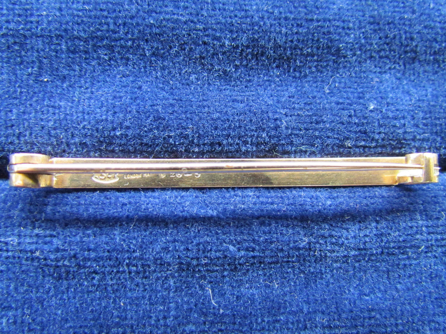 London Made 15ct Gold Tie Bar / Bar Brooch With Machined Decoration