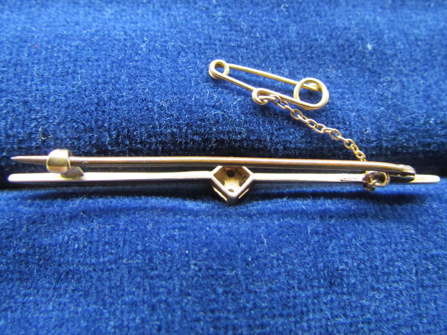 15ct Gold Bar Brooch With 4 Hand Cut Claw Set Diamonds