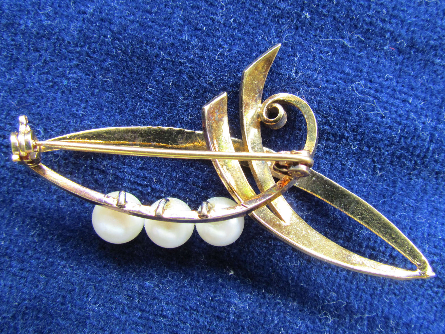 Sterling Gilt Brooch Set With 3 Cultured 6 mm Pearls