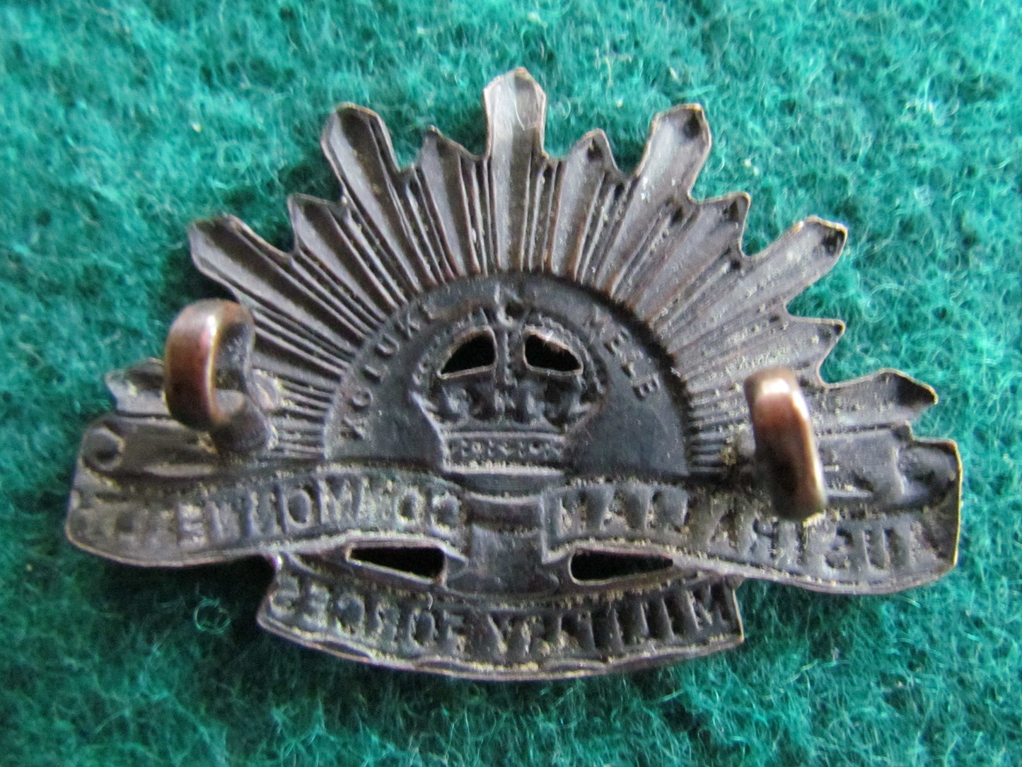 Rising Sun Australian Commonwealth Military Forces Collar Badge WWI K G Luke Melbourne 3rd Version 1904