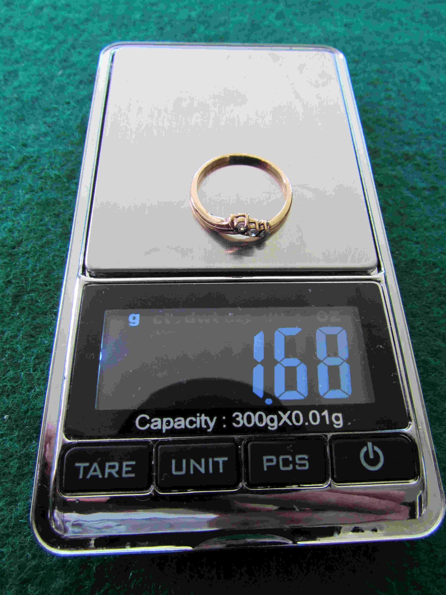 9ct Gold Diamond And Clear Stone Offset Dress Ring With 1 Diamonds And 2 Clear Stones 1.68gms