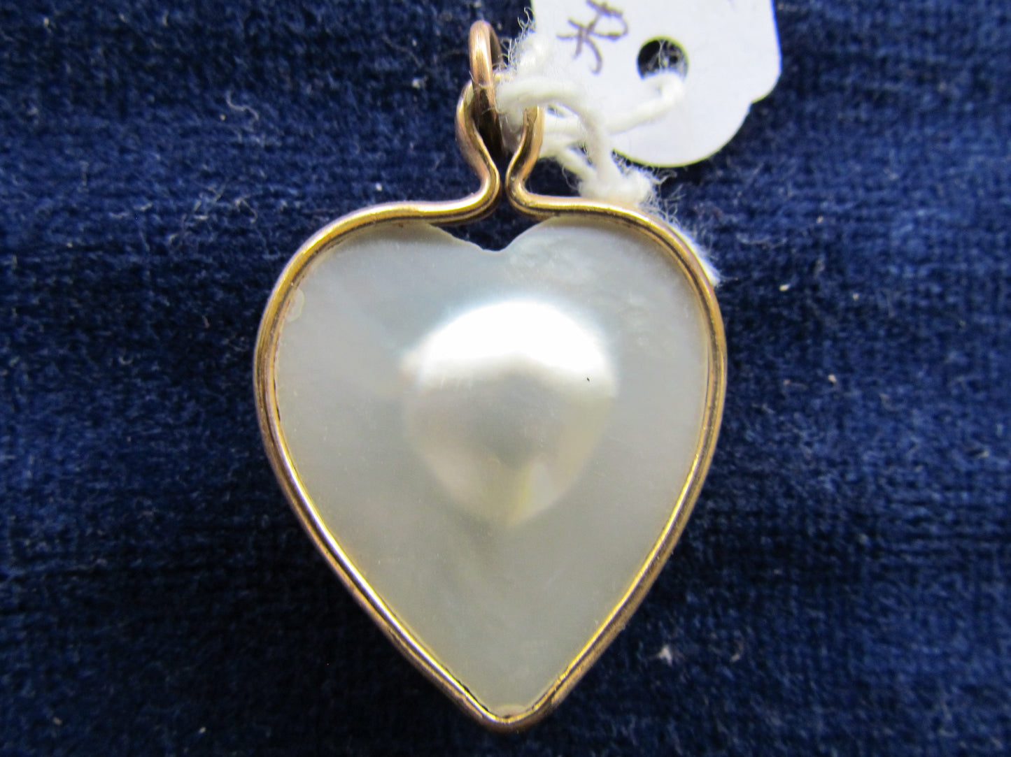 MPO Mother Of Pearl And Gilt Wire Heart Shaped Sweethearts Pendant 'AF'
