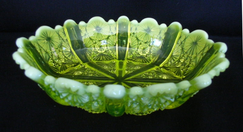 Yellow / green citrine / Citroen / uranium glass bowl with pearline highlights