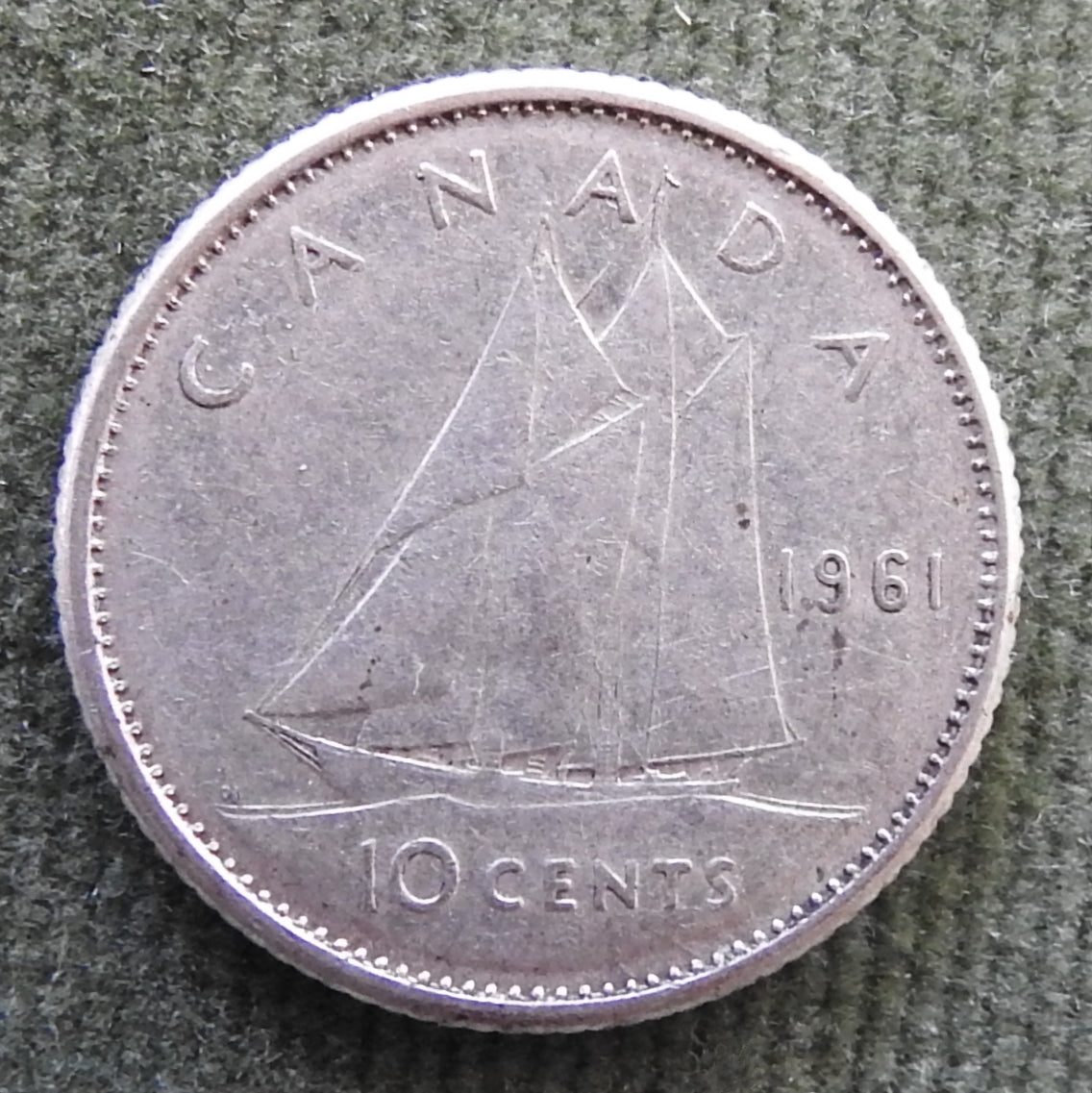 Canada 1961 10 Cent Bluenose Under Sail Queen Elizabeth II Silver Coin