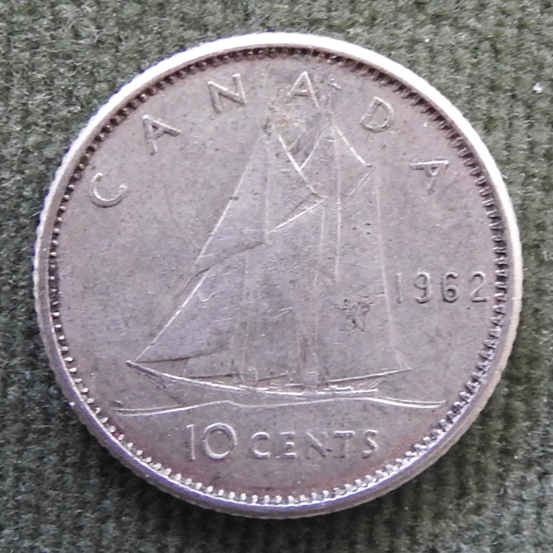 Canada 1962 10 Cent Bluenose Under Sail Queen Elizabeth II Silver Coin
