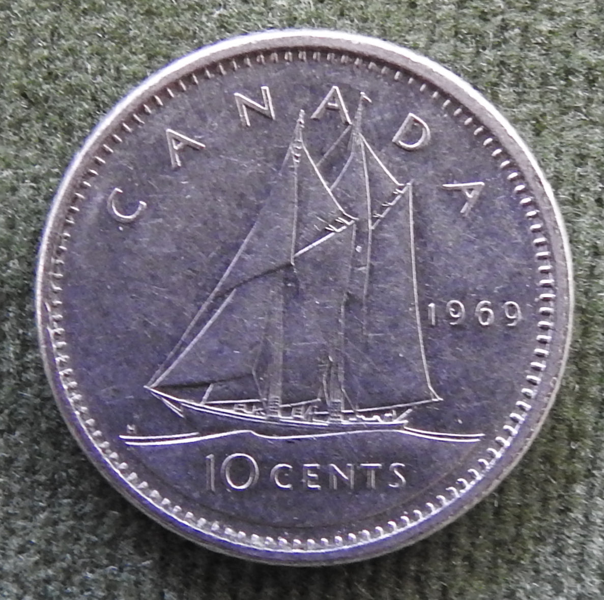 Canada 1969 10 Cent Bluenose Under Sail Queen Elizabeth II Coin