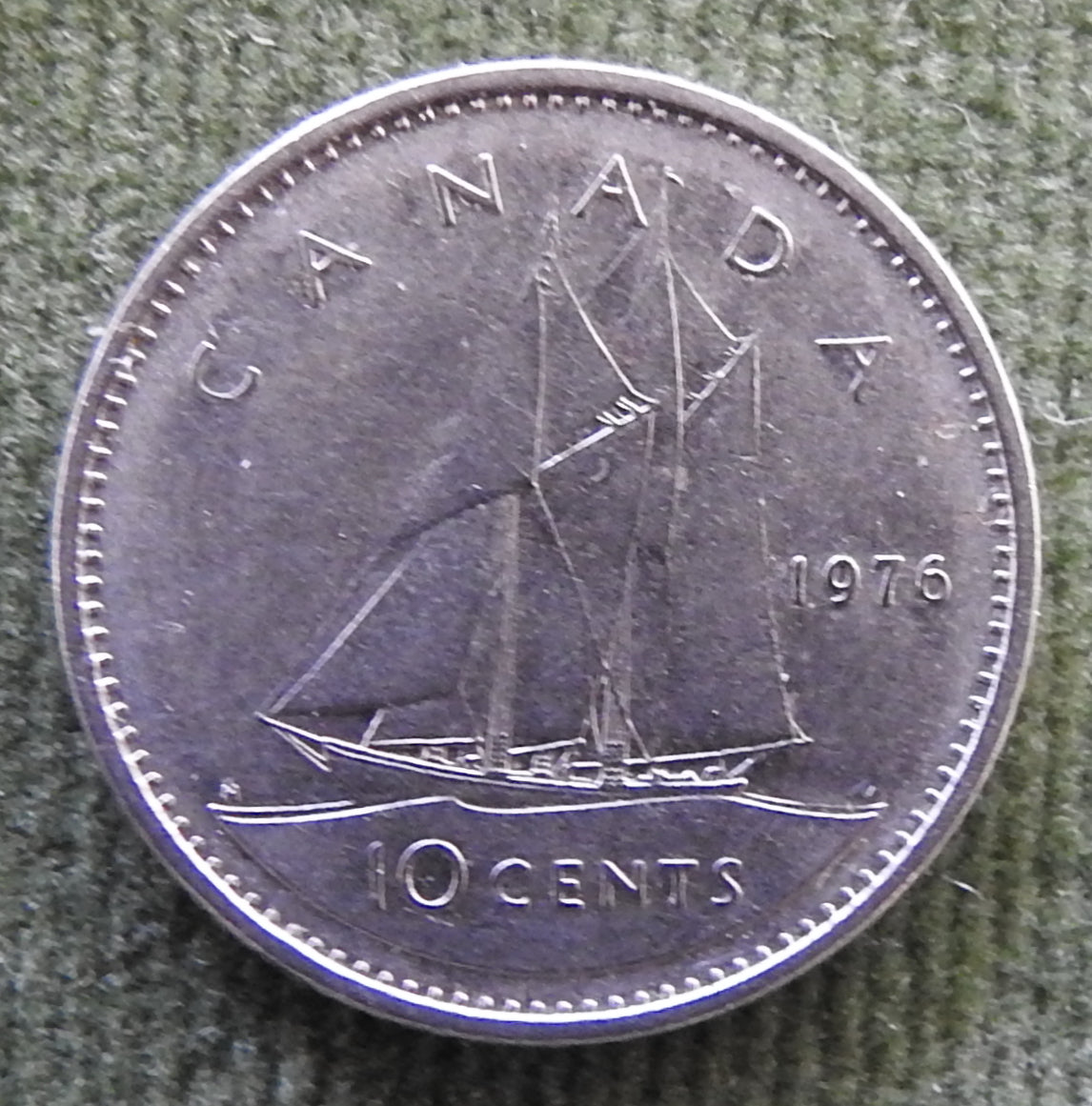Canada 1976 10 Cent Bluenose Under Sail Queen Elizabeth II Coin