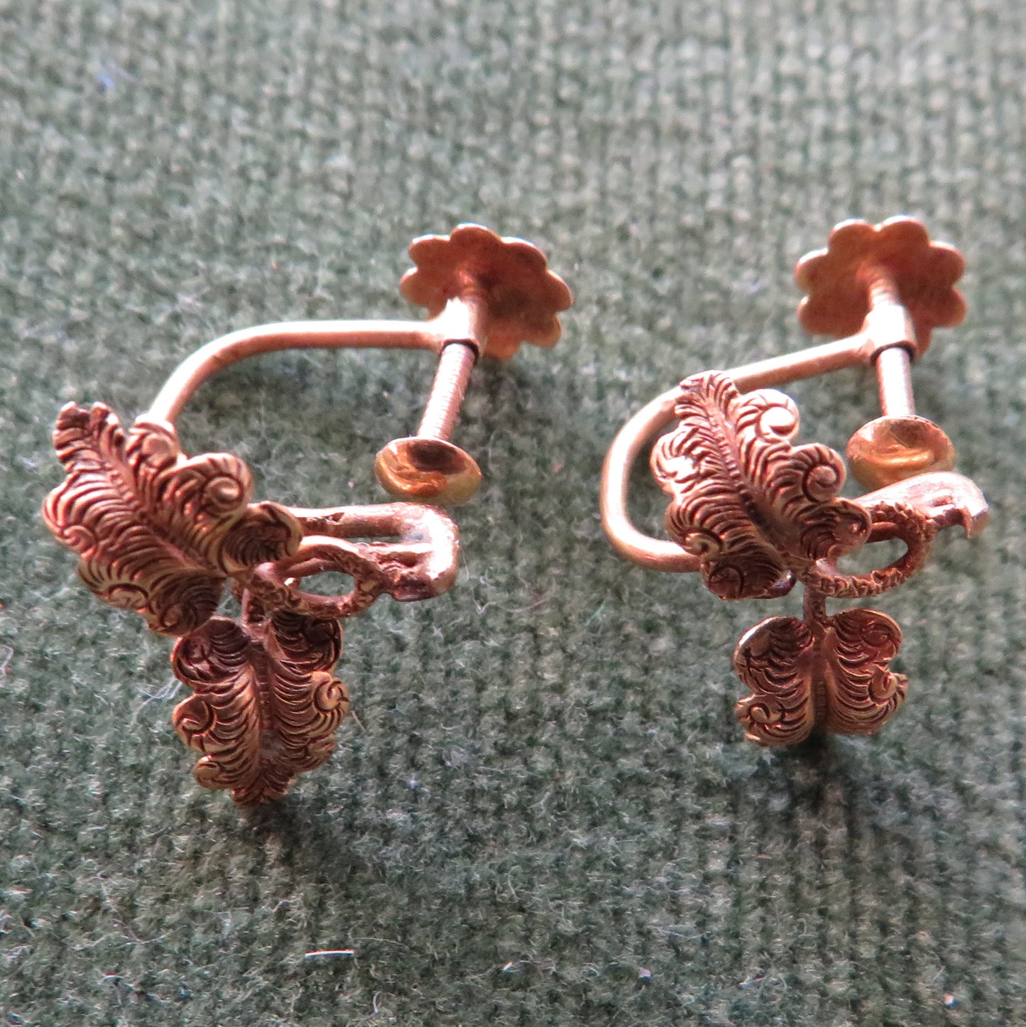 Unmarked Gold Spread Leaf Style Screw Earrings