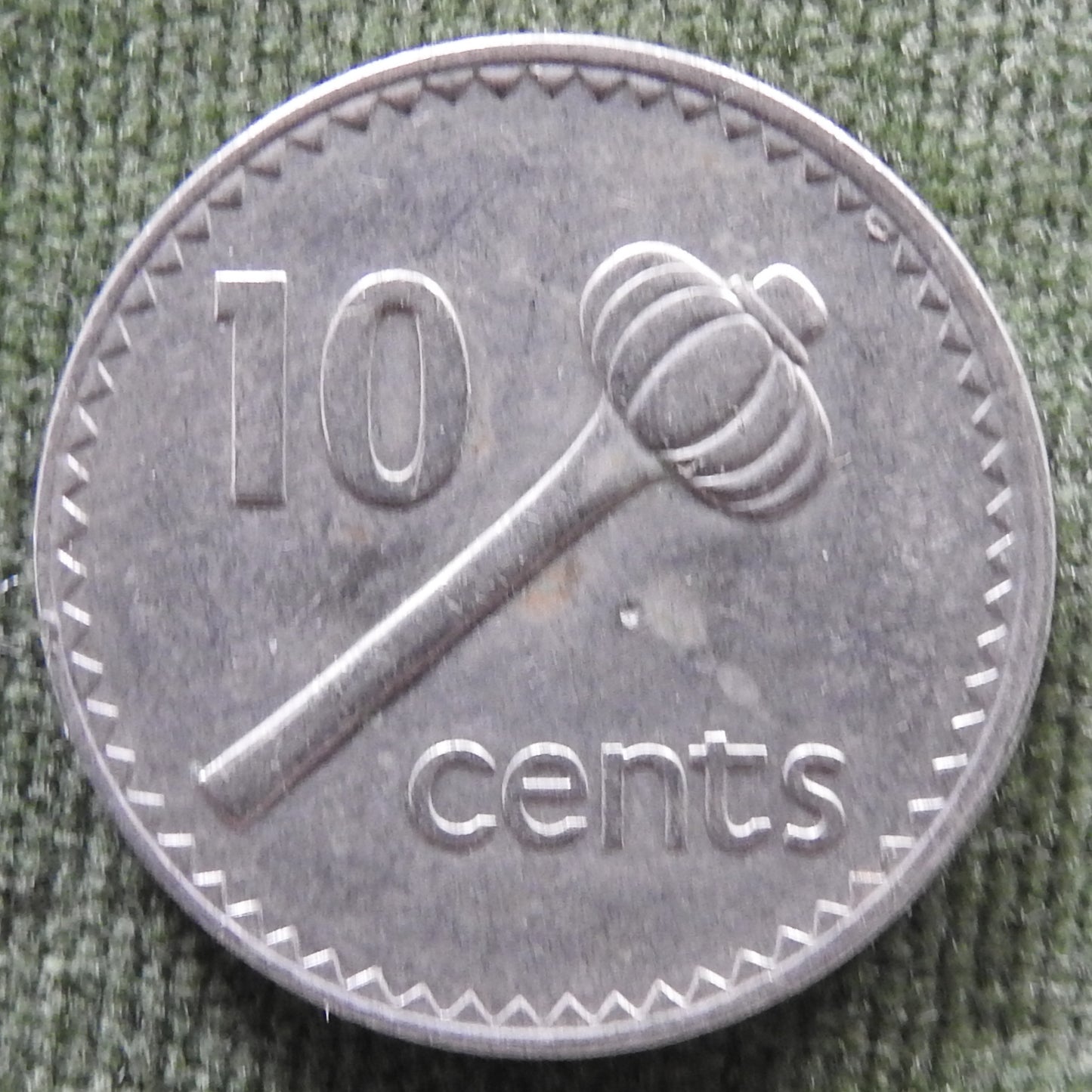 Fiji 1975 10 Cent Queen Elizabeth Coin Throwing Club