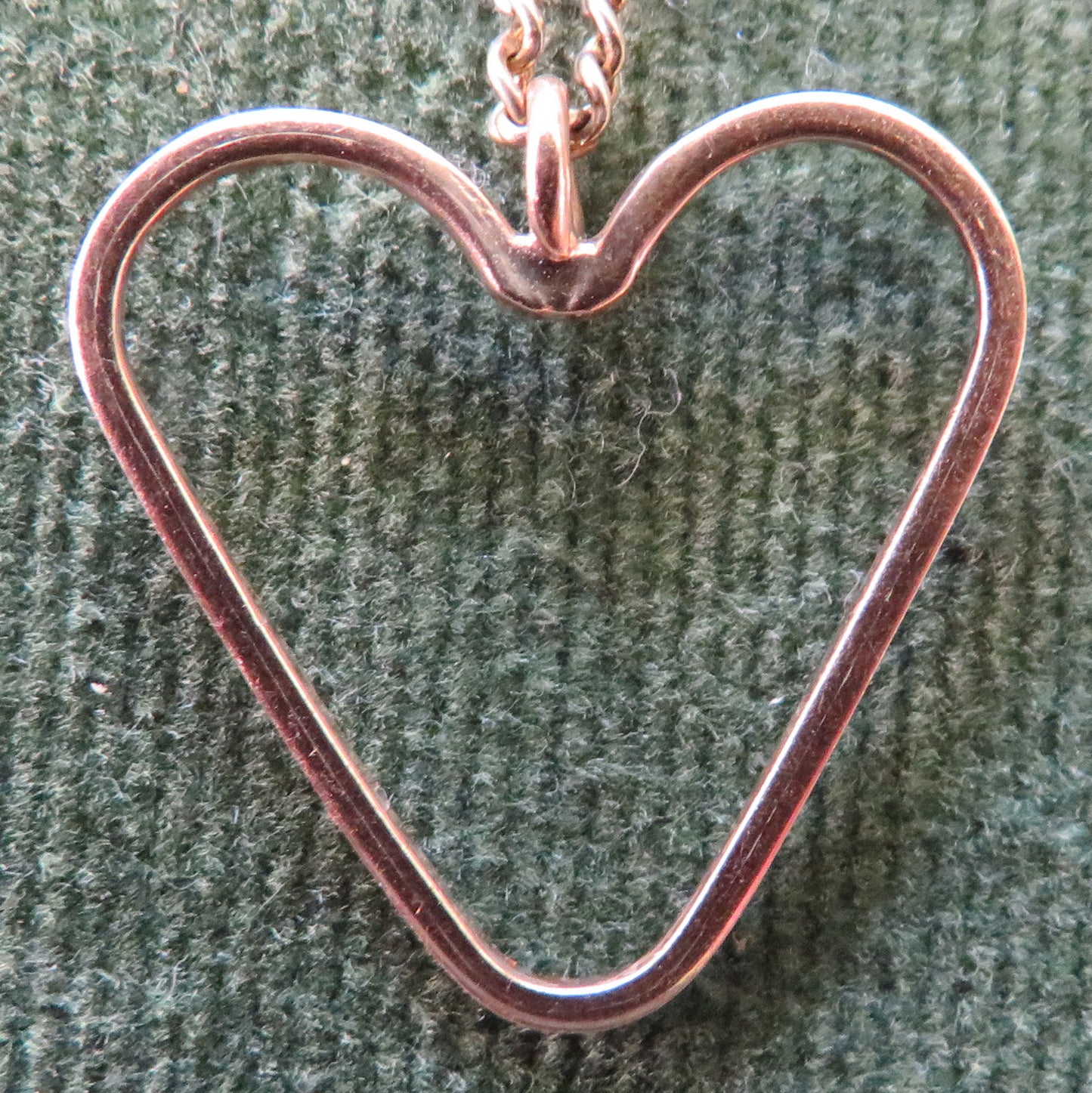 9ct Gold Open Framed Heart Shaped Pendant With 9ct Gold Chain