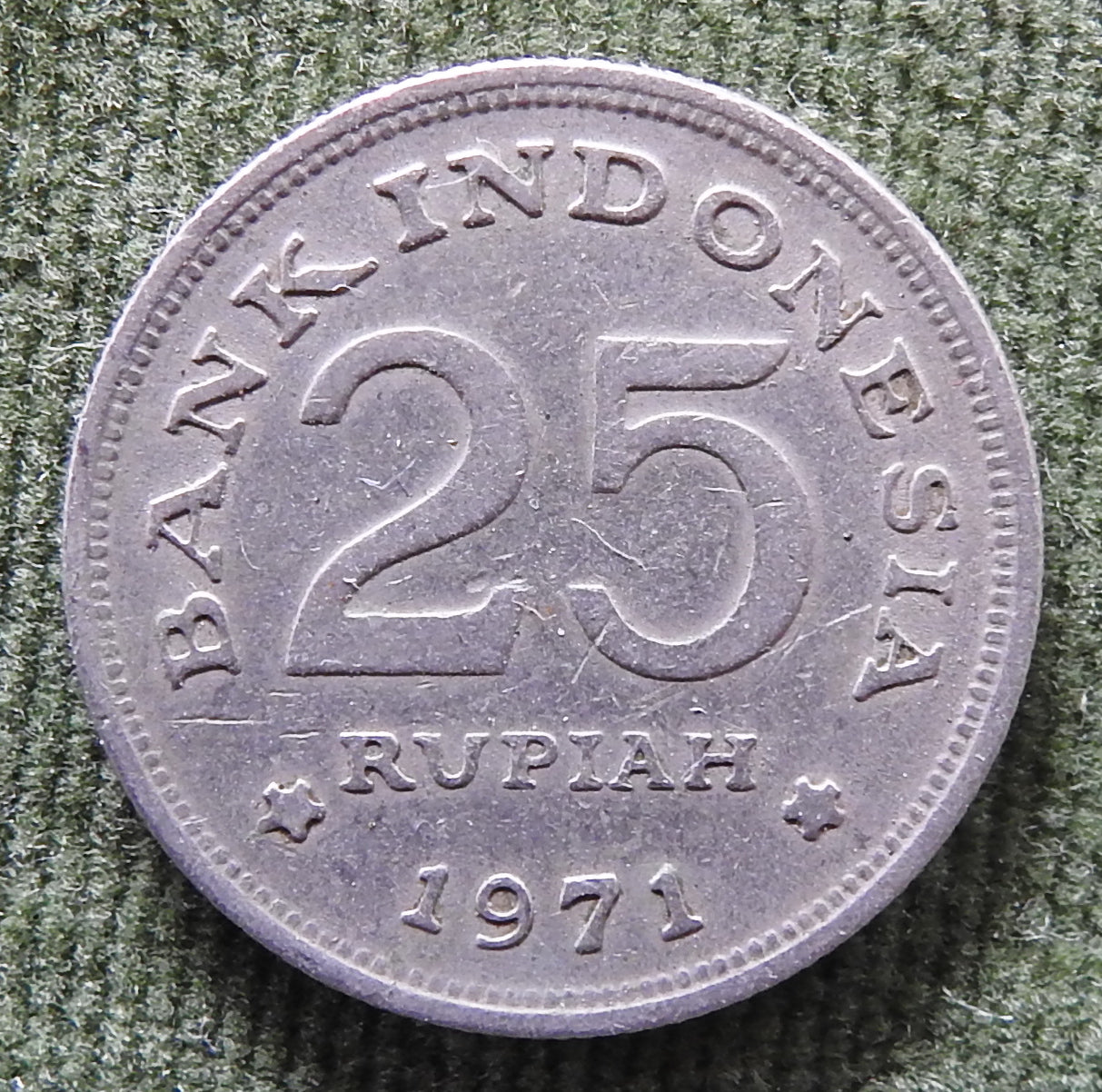Indonesian 1971 25 Rupiah Victoria Crowned Pigeon Coin