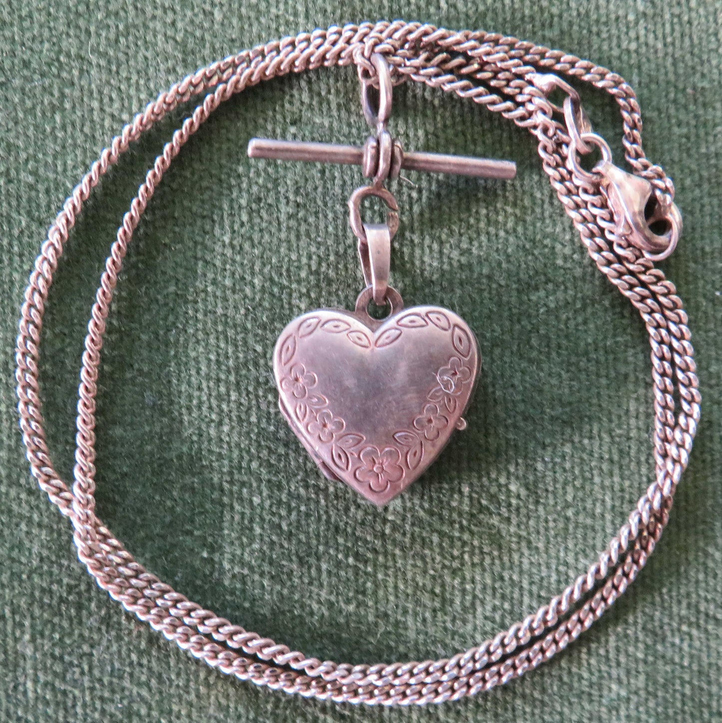 925 Sterling Silver Heart Shaped Photo Locket And T Bar Having A Decorated Front With Chain