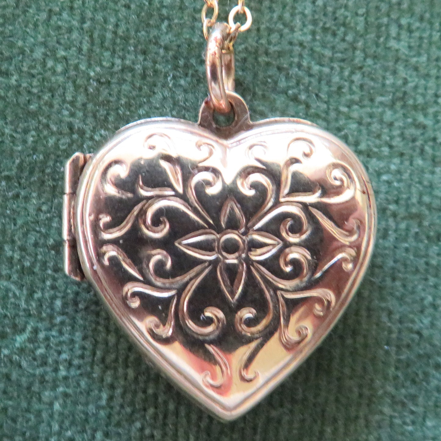 9ct Gold Heart Shaped Photo Locket With Unmarked Chain