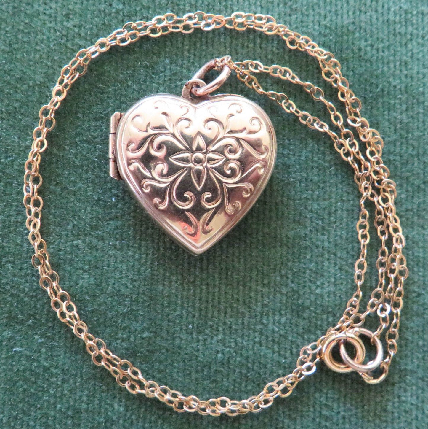 9ct Gold Heart Shaped Photo Locket With Unmarked Chain