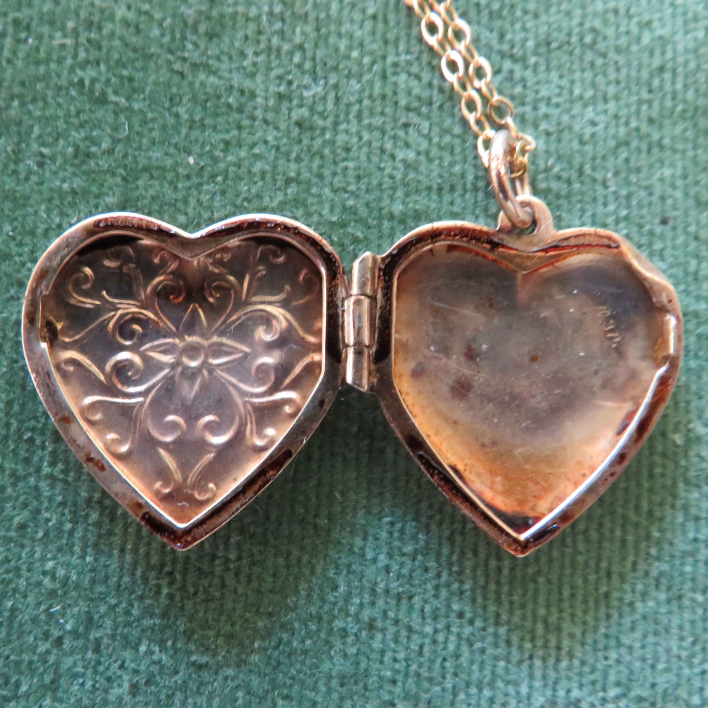 9ct Gold Heart Shaped Photo Locket With Unmarked Chain