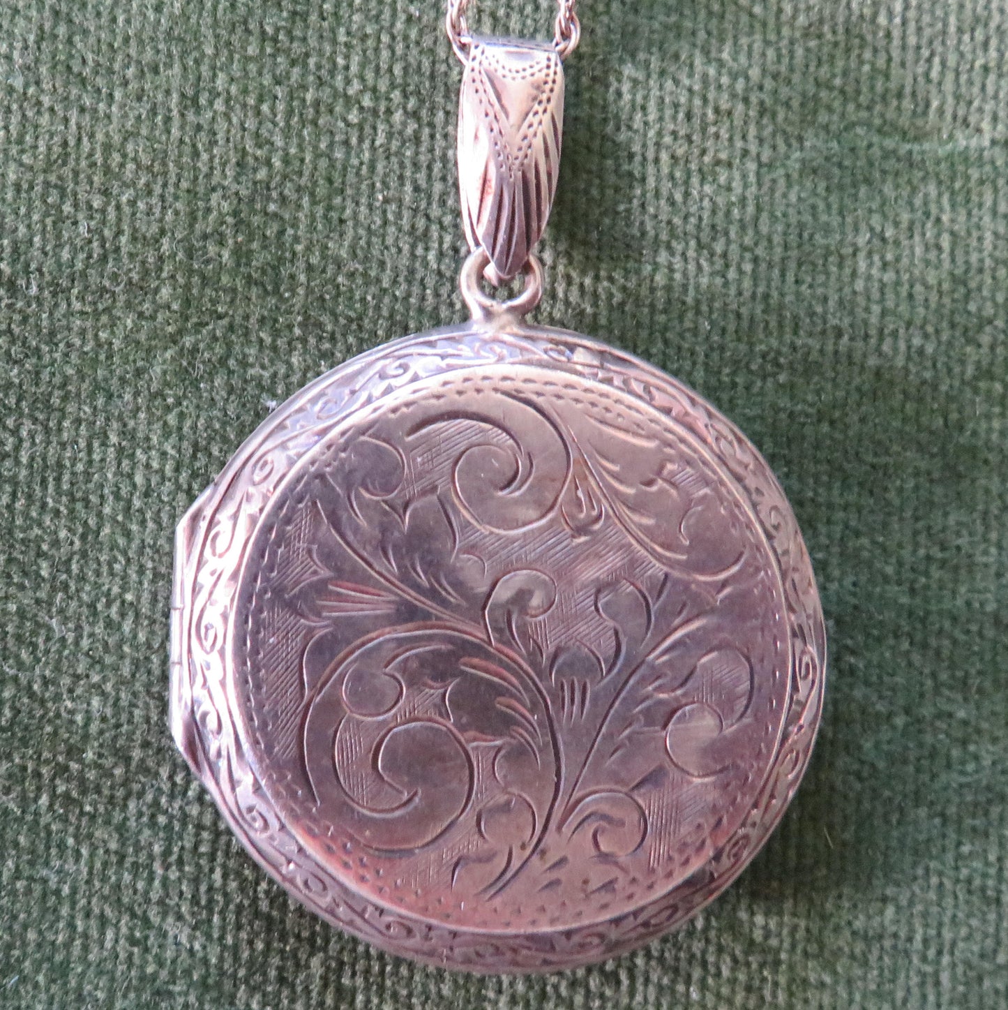 925 Sterling Silver Round Shaped Photo Locket Having Chased Decorations With Chain