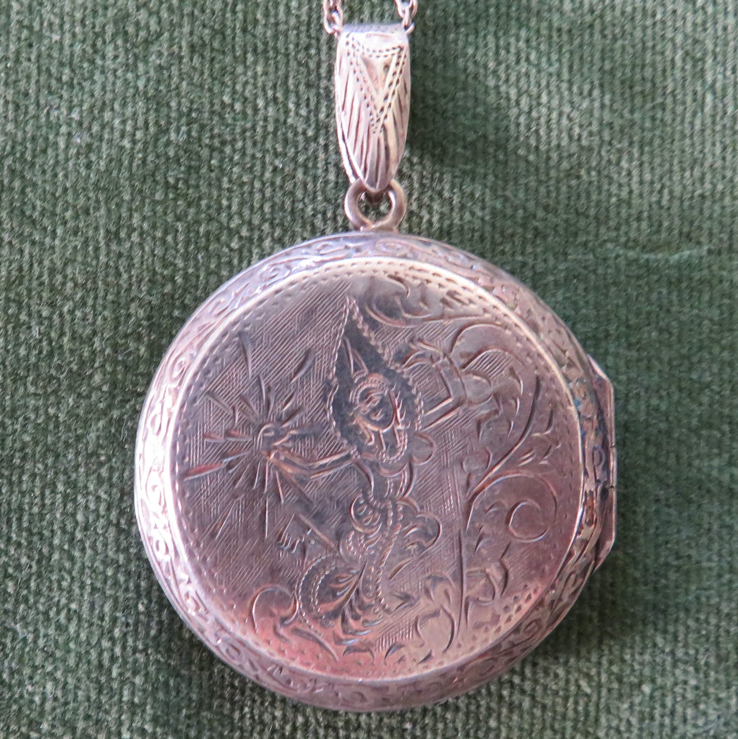 925 Sterling Silver Round Shaped Photo Locket Having Chased Decorations With Chain