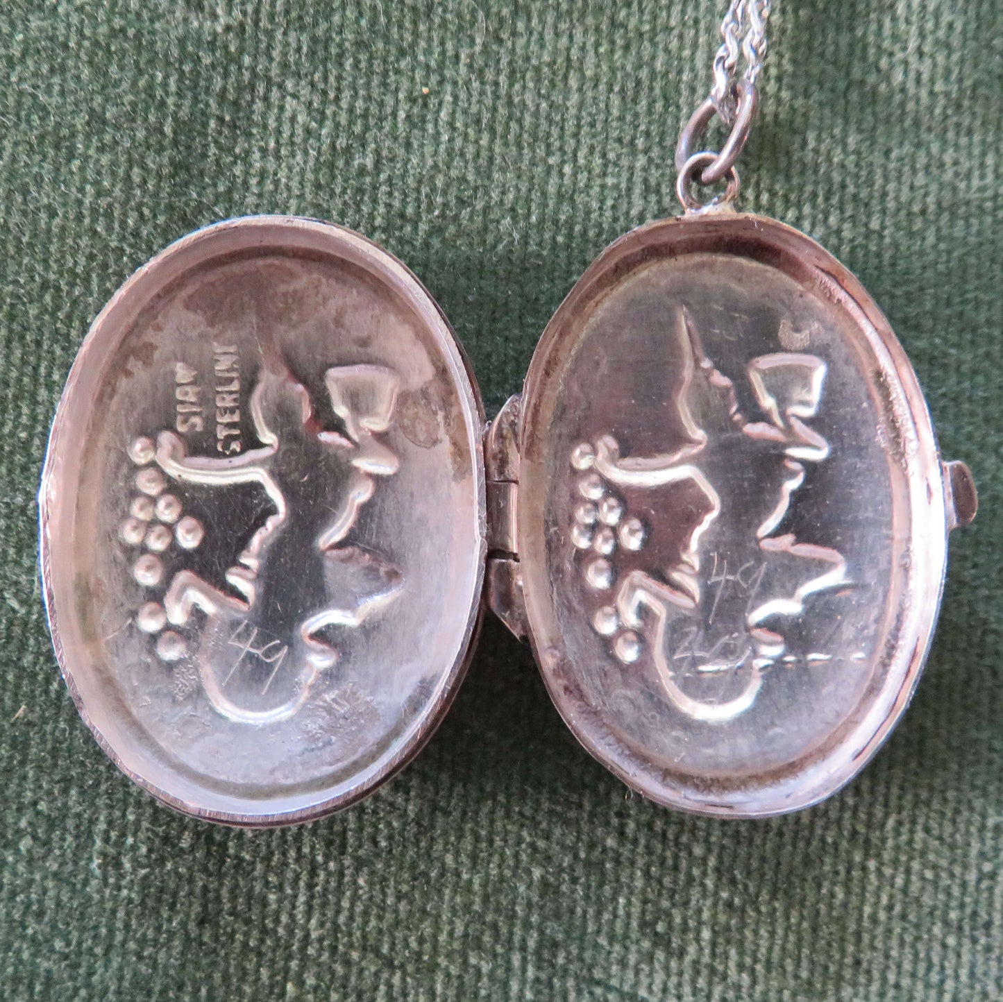 Siam Silver Retro Oval Shaped Locket With A Chain