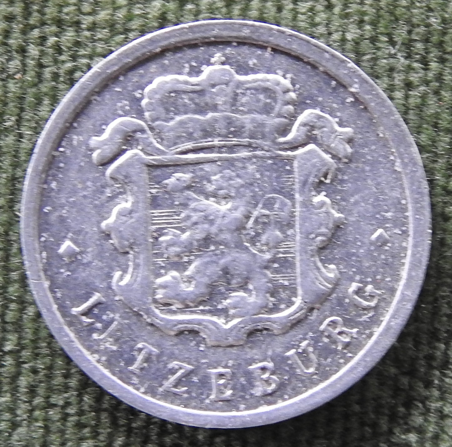 Luxembourg 1963 25 Centimes Coin Crowned Shield Adorned With A Luxembourgish Lion