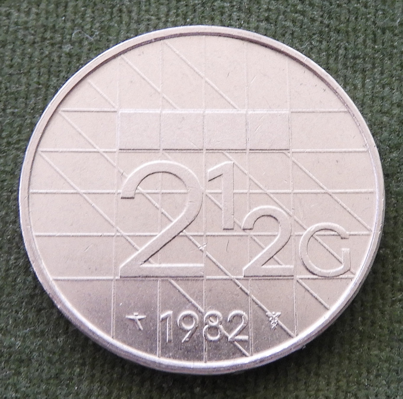 Netherlands 1982 2 1/2 Gulden Coin Beatrix