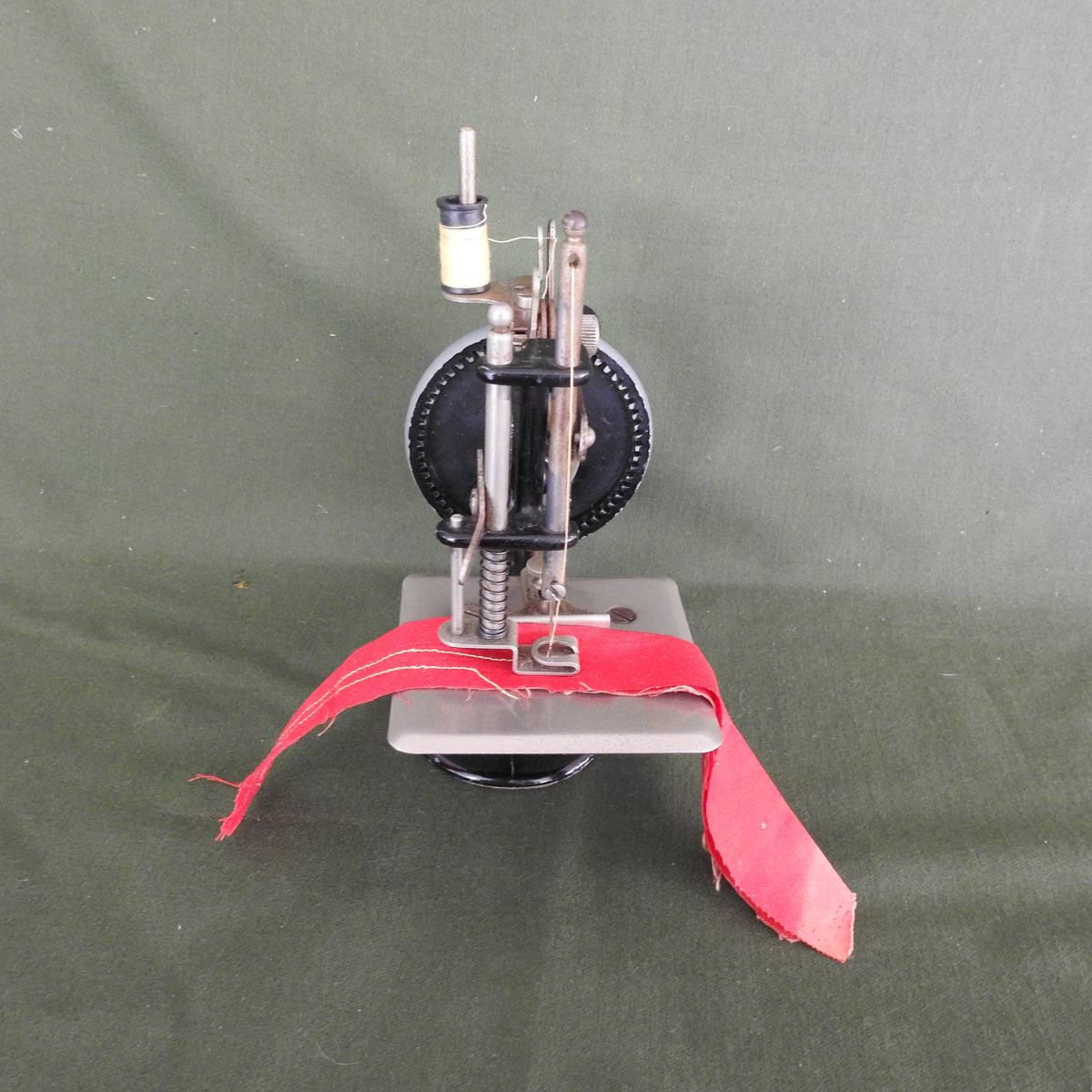 Peter Pan Model 0 Childs Sewing Machine - Manufactured in Australia From 1948 to 1964