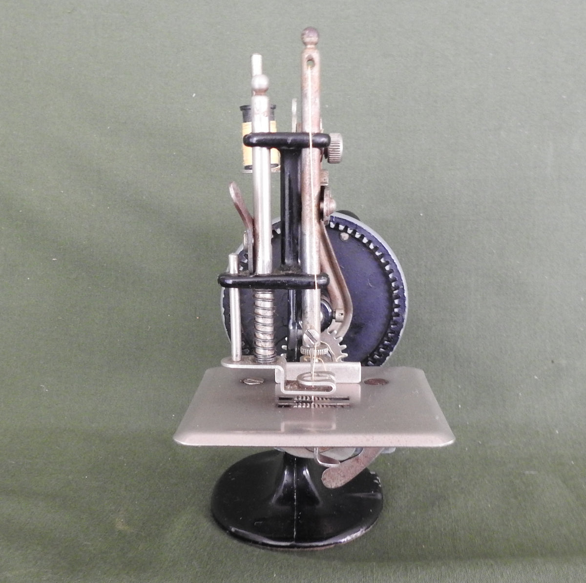 Peter Pan Model 0 Childs Sewing Machine - Manufactured in Australia From 1948 to 1964