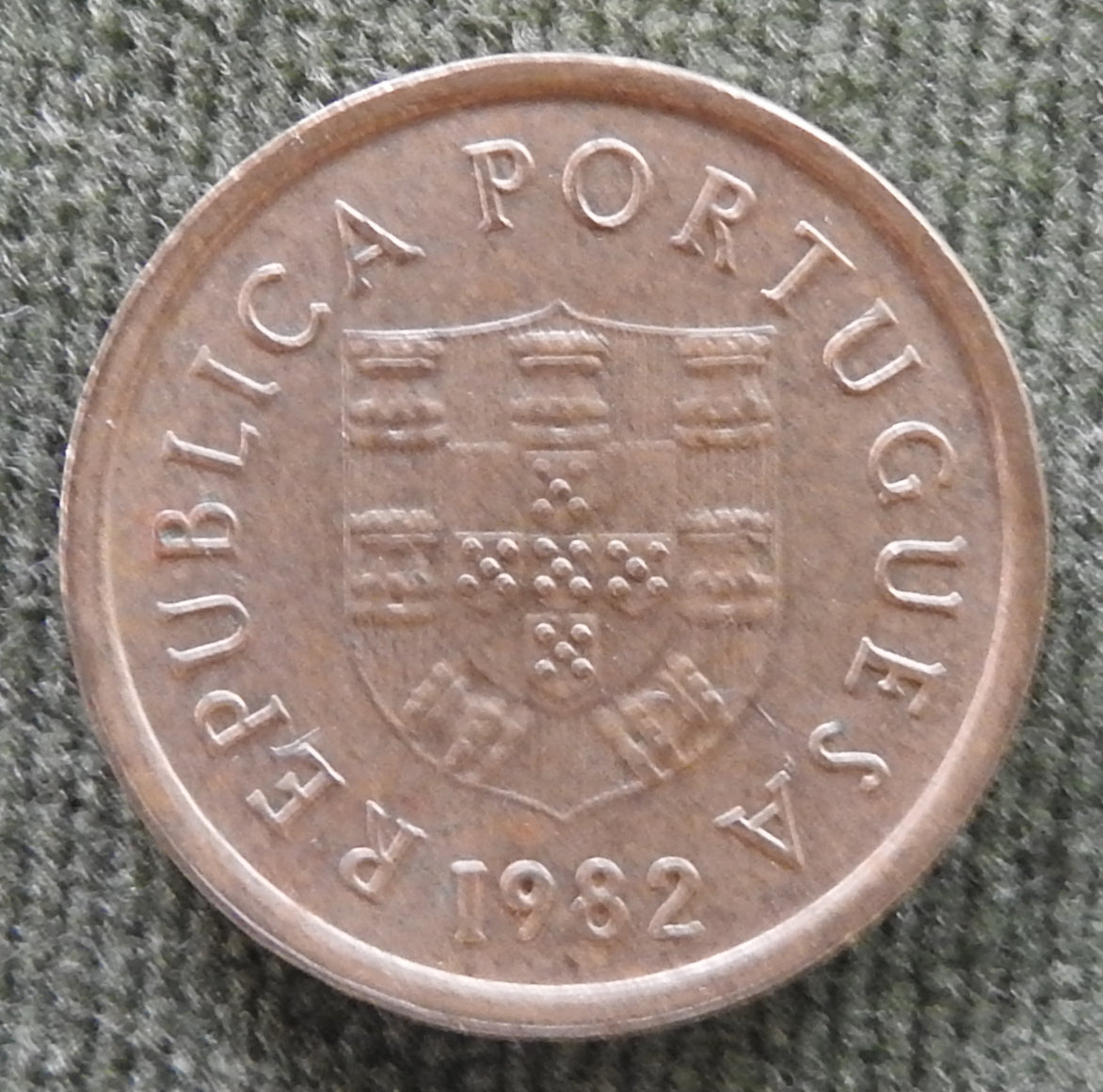 Portugal 1982 1 Escudo Shield Coin