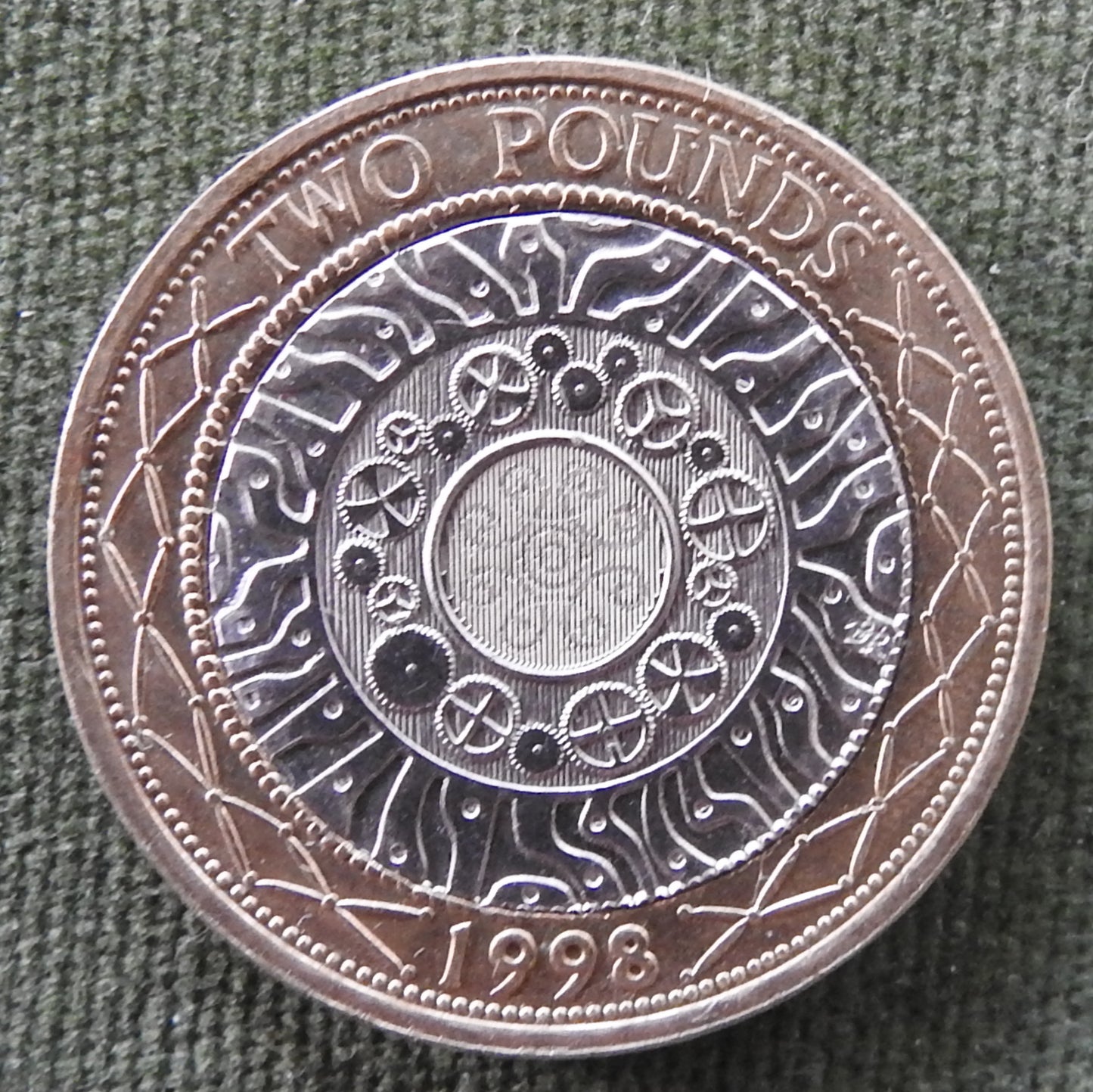 GB British UK English 1998 2 Pound Bimetallic Technologies QEII Coin