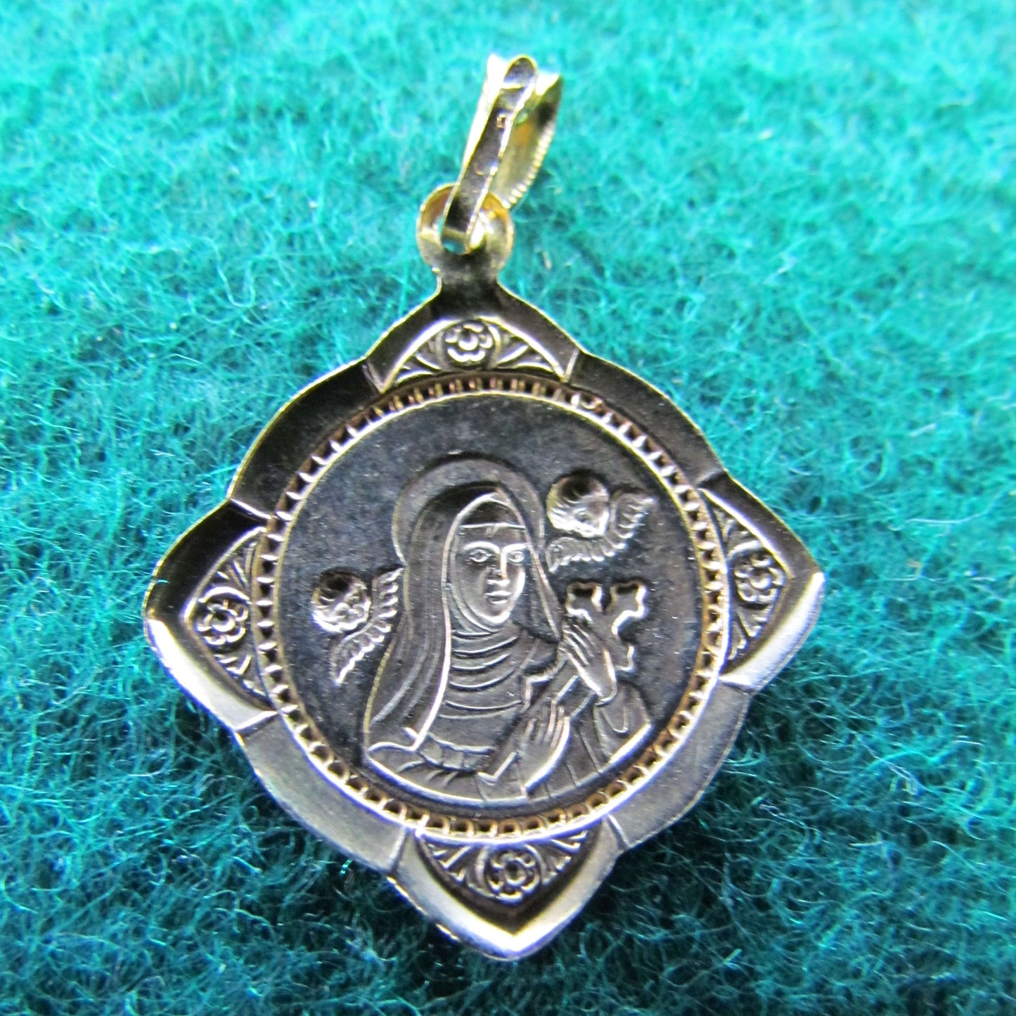 18ct Gold Madona with Cherubs Pendant