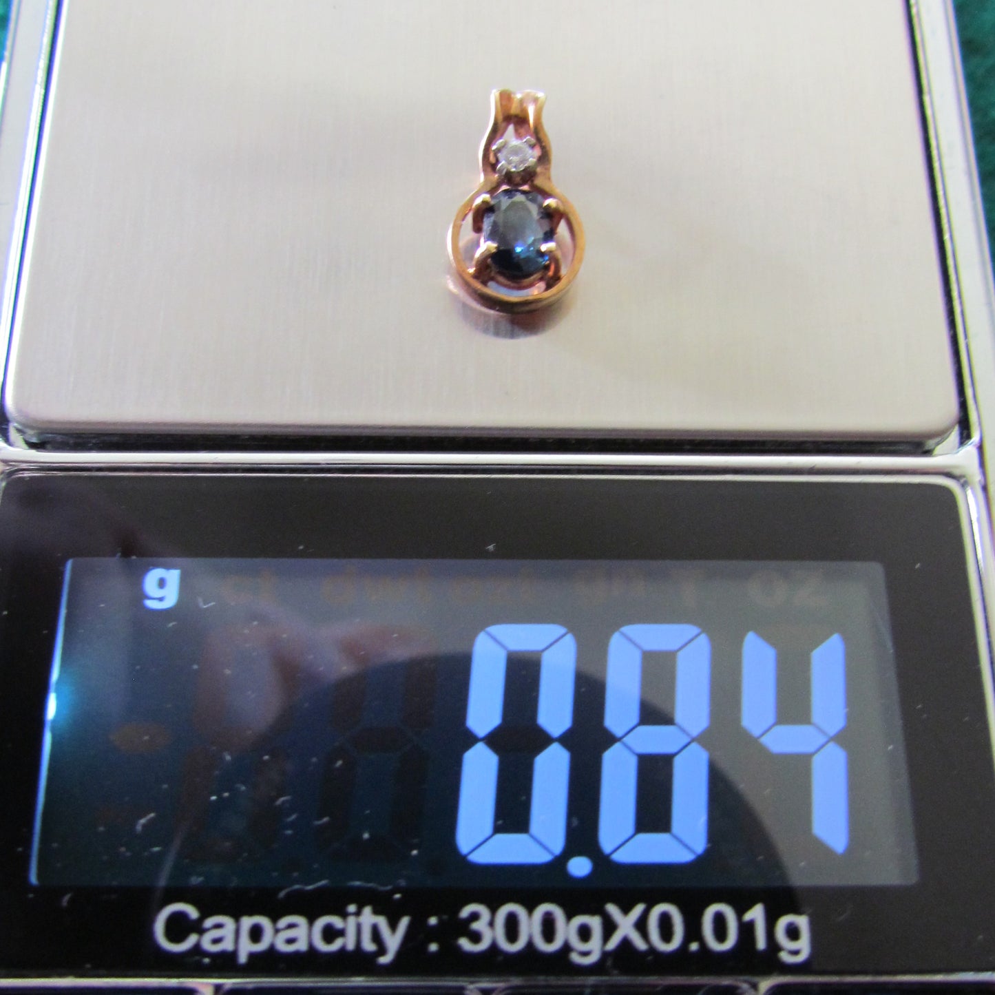9ct Gold Saphire & Diamond Pendant 0.82gms