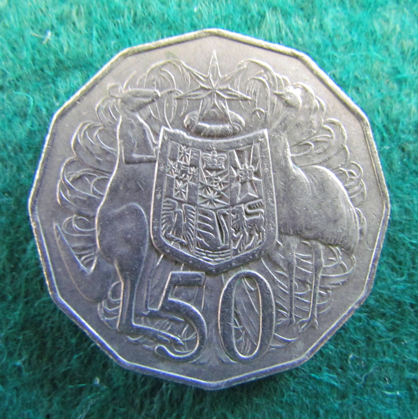 Australian 1983 Coat Of Arms 50 Cent Queen Elizabeth Coin - Circulated