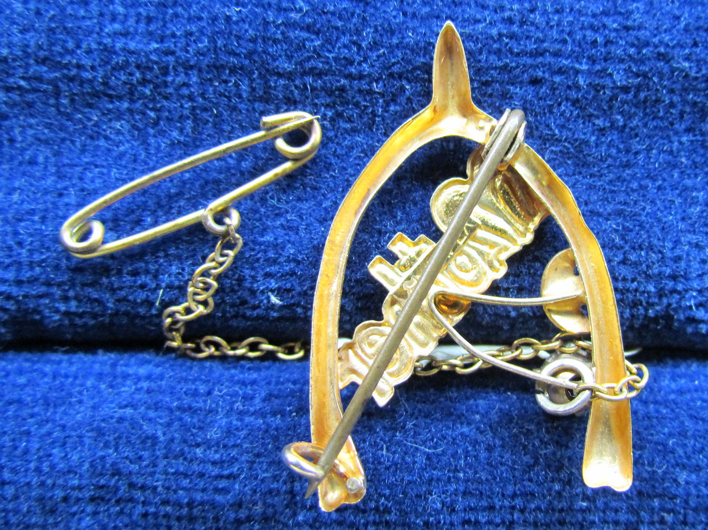 Australian Apex 9ct Gold Mother Wishbone Brooch With A Claw Set Simulate With A Safety Chain