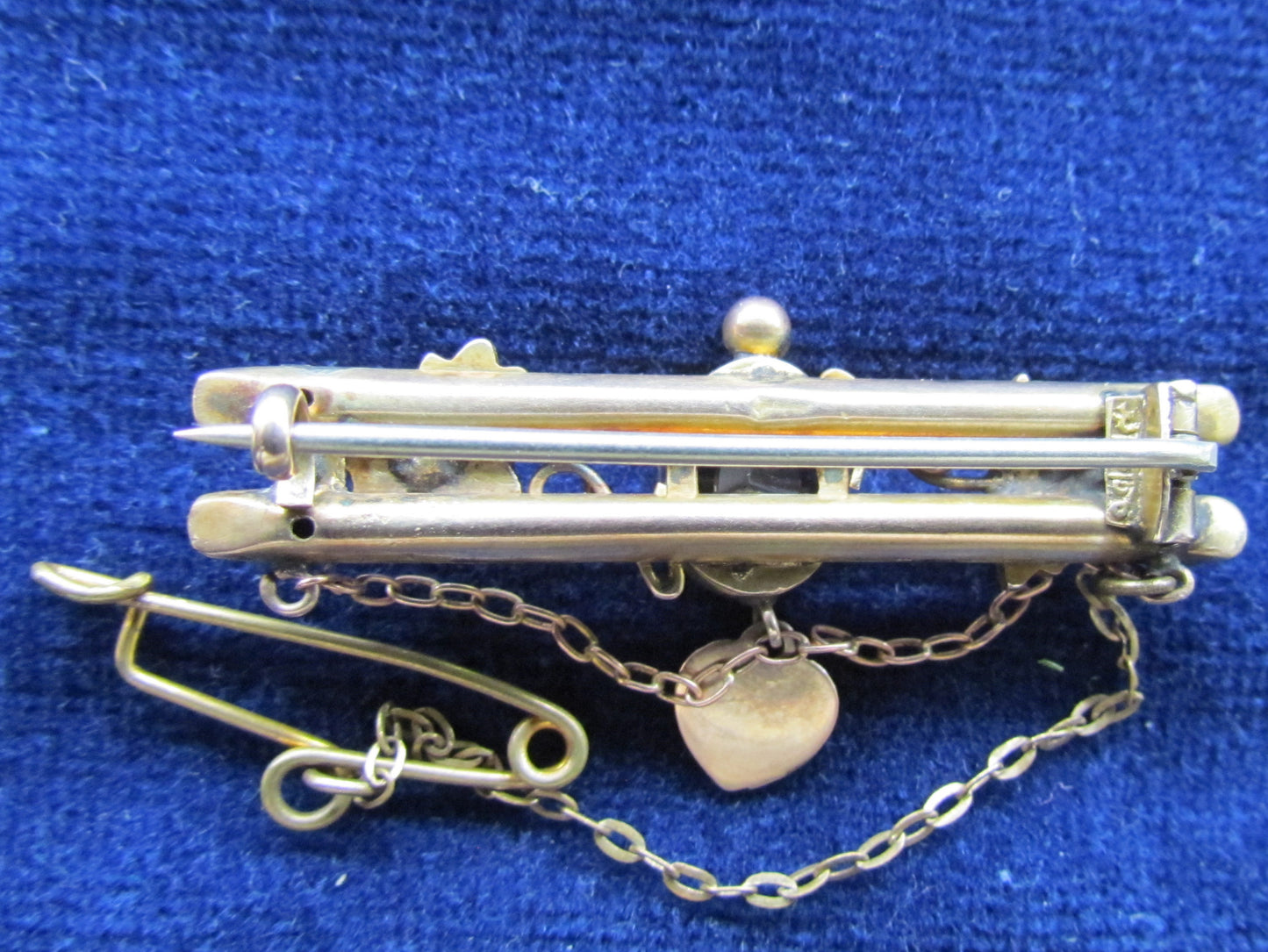 9ct Gold Double Bar Brooch Set With An Amethyst Having A Heart Shaped Drop And Safety Chain