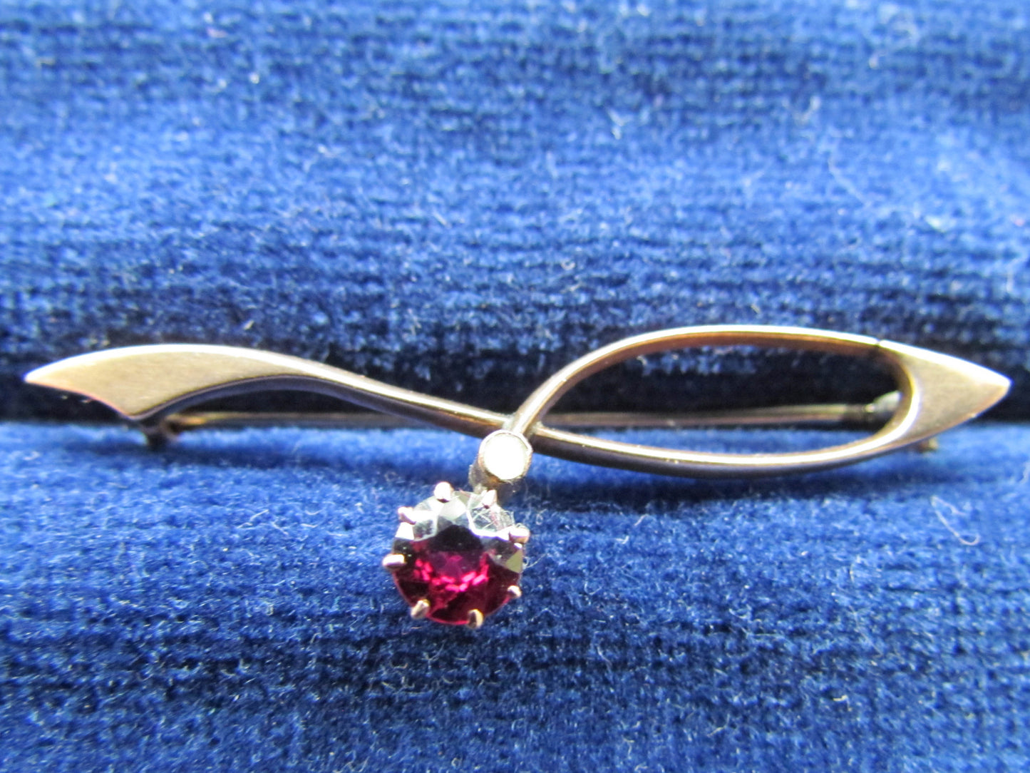 18ct Gold Bar Brooch With A Claw Set Garnet And A Seed Pearl