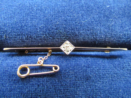15ct Gold Bar Brooch With 4 Hand Cut Claw Set Diamonds